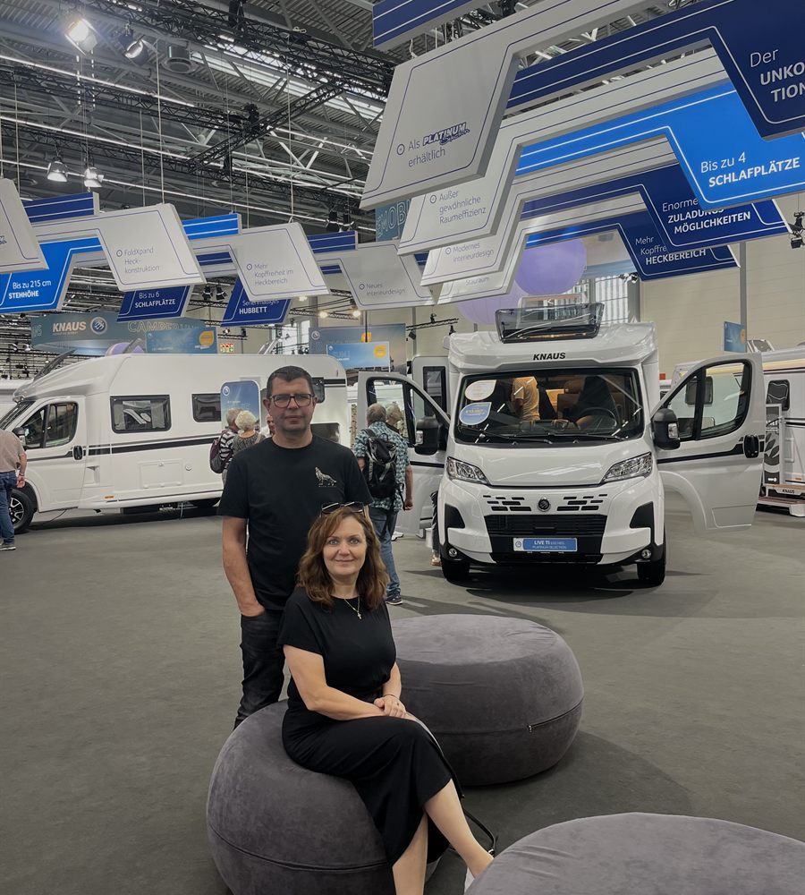 Das Team von CarTradeCenter Rossol auf einer Caravan-Messe vor einem Knaus-Reisemobil