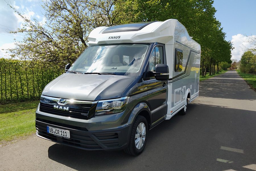 Teilintegriertes Wohnmobil Knaus auf MAN TGE an einer Allee